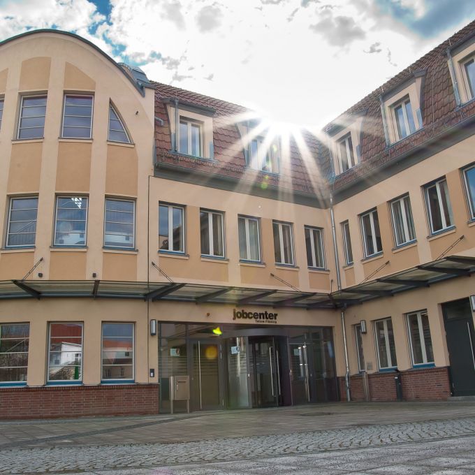 Jobcenter Zossen, zu sehen der Haupteingang von aussen auf dem Vorplatz aufgenommen.